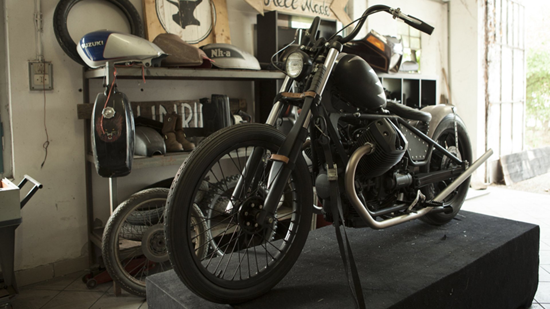 Moto Guzzi V7 "Raise Hell" Bobber (Anvil Motociclette) - CafeRaceros